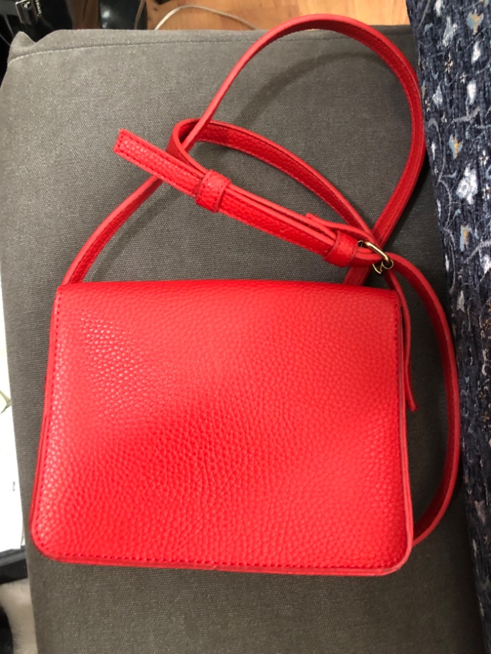 Red crossbody bag 5 x 7 inch faux leather - Picture 3 of 11